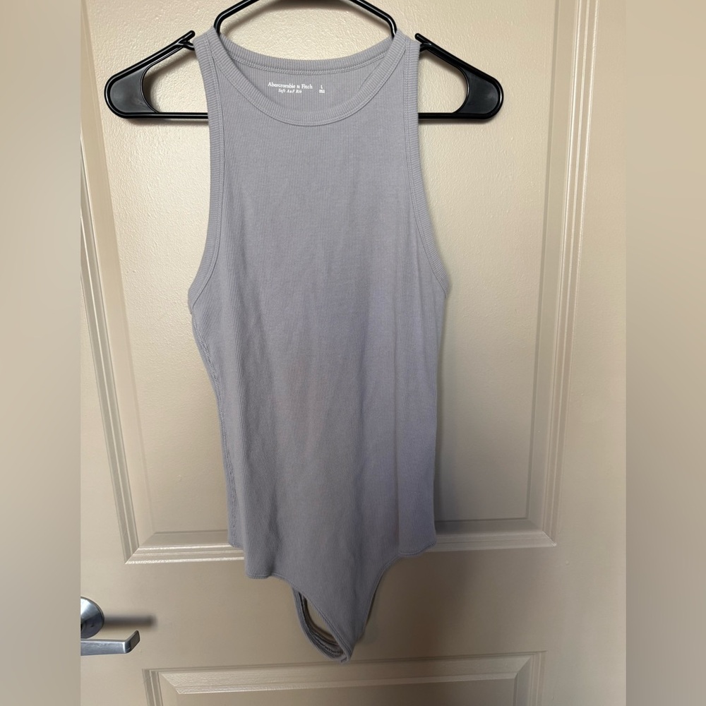 Set of Two Sleeveless Bodysuits in Cream and Gray - Picture 3 of 3